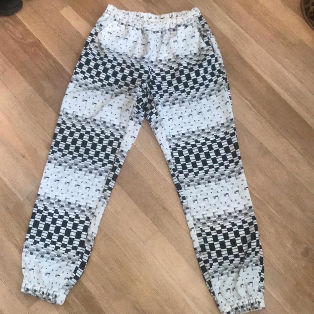 Print jogger with pockets.